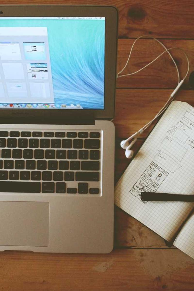 IT基础设施运维示意图，包含服务器机房和网络设备